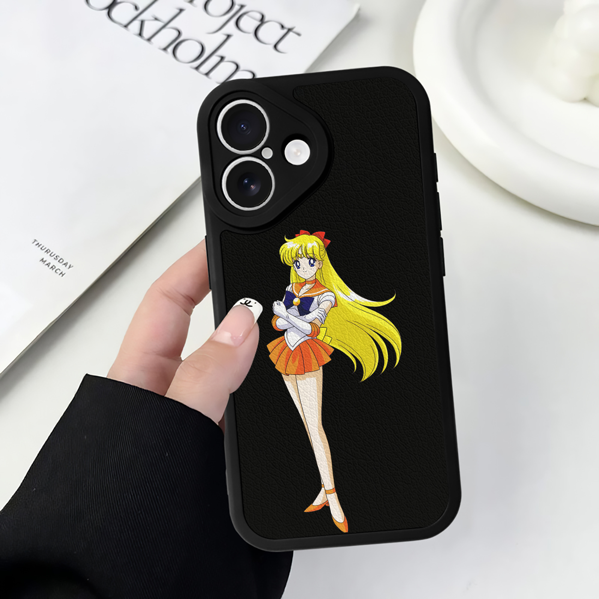 （画像用） 美少女戦士セーラームーン 愛野 美奈子 あいの みなこ Sailor Moon Aino Minako 【iPhone 16シリーズ対応】シリコンスマホケース（レザー調） 材質：シリコン